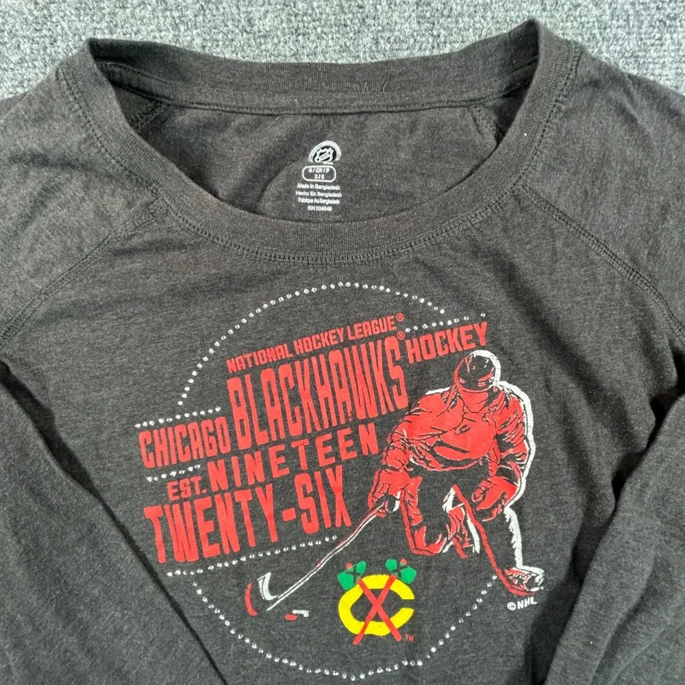 NHL Chicago Blackhawks Long Sleeve Shirt Gray Womens Size Small Hockey Tee - Picture 2 of 8
